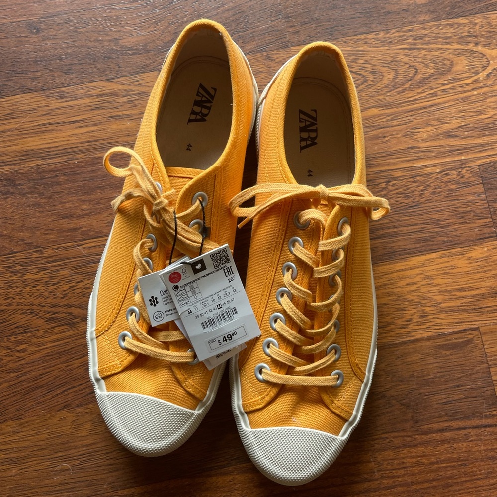 NWT mens orange sneakers